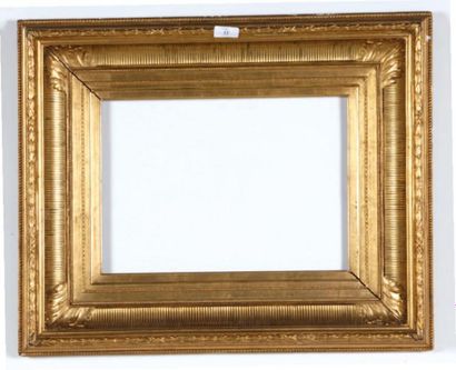  CADRE en bois et stuc dorés dit à canaux. - XIXe siècle. 38 x 27,5 x 13 cm