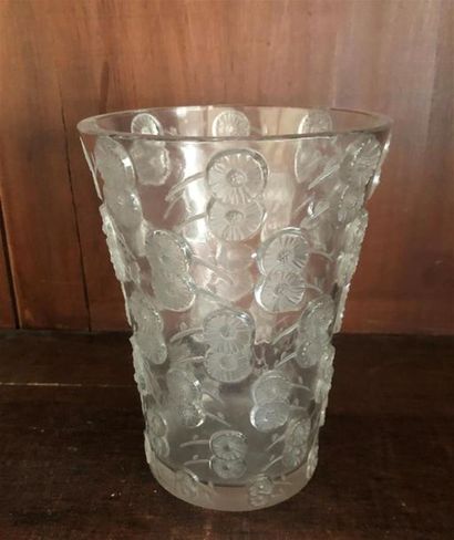 null LALIQUE
Vase aux fleurs en verre moulé sable
Ht 18 cm