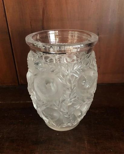 null LALIQUE modèle Bagatelle
Vase aux moineaux en verre moulé sable
Ht 17 cm