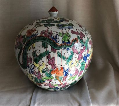 null Large pot a gingembre couvert en porcelaine à décor polychrome de festivités...