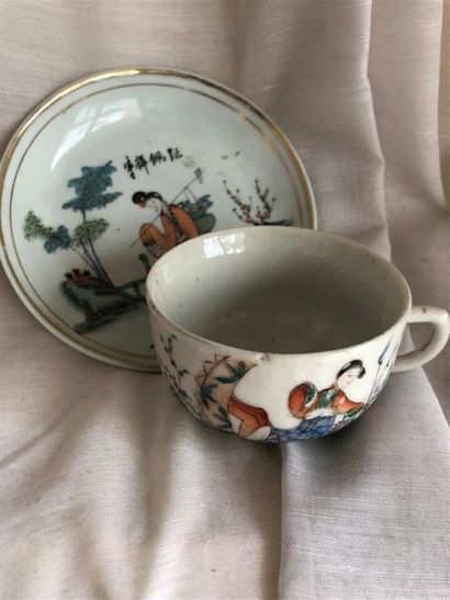 null TASSE A THE et sous tasse en porcelaine à décor de courtisanes
Chine
