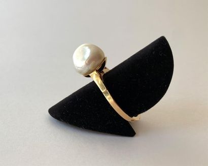 null BAGUE en or (750) sertie d'une perle fine baroque.
11.5 x 10.2 mm
Poids brut:...