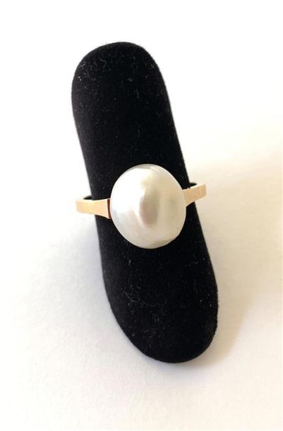 null BAGUE en or (750) sertie d'une perle fine baroque.
11.5 x 10.2 mm
Poids brut:...