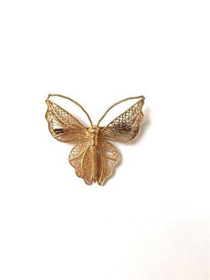 null Butterfly-shaped filigree (750) gold spindle.
Gross weight: 6.3 g. Height: 3.5...