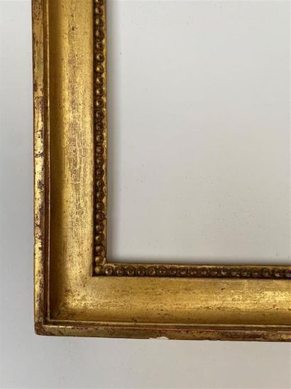 null CADRE en bois sculpté et doré à décor de frise de perles. 
Epoque Louis XVI
22...
