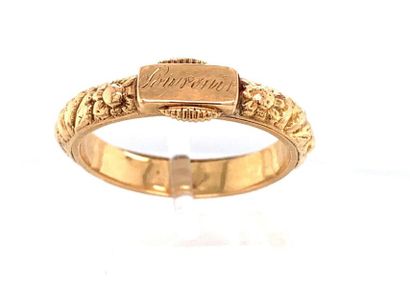 BAGUE reliquaire en or (750) à anneau pivotant...