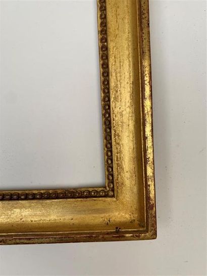 null CADRE en bois sculpté et doré à décor de frise de perles. 
Epoque Louis XVI
22...
