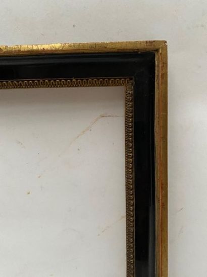 null BAGUETTE noir et or à décor de frises de rais-de-coeur 
Epoque Louis XVI
33,5...