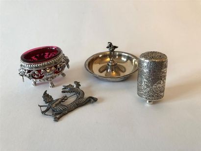 null Lot en argent : salière cylindrique, coupelle à l 'amour, broche et monture...