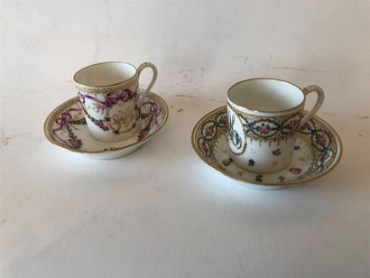 null Deux TASSES litron en porcelaine de style XVIIIème siècle (éclat à une soucoupe)
Haut....