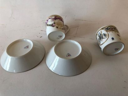 null Deux TASSES litron en porcelaine de style XVIIIème siècle (éclat à une soucoupe)
Haut....