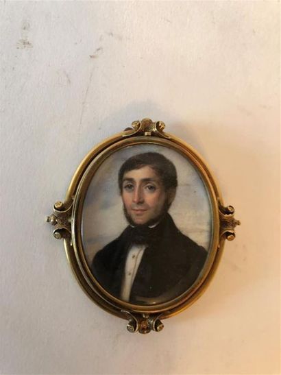 null Ecole FRANCAISE vers 1830
Portrait d'homme en veste noire
Miniature ovale, monture...
