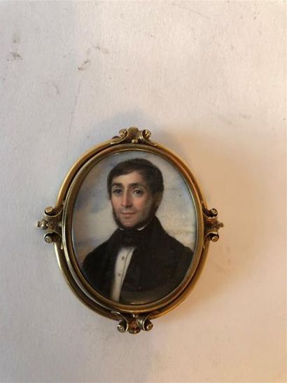 null Ecole FRANCAISE vers 1830
Portrait d'homme en veste noire
Miniature ovale, monture...