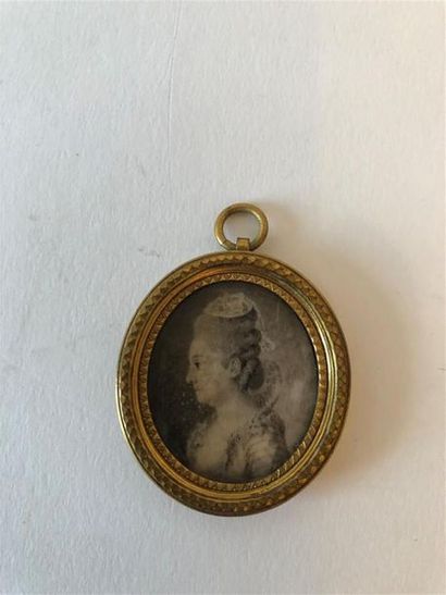null Ecole FRANCAISE vers 1770
Portrait de femme de profil
Miniature ronde en camaïeu.
3,2...