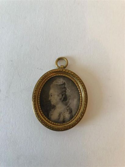 null Ecole FRANCAISE vers 1770
Portrait de femme de profil
Miniature ronde en camaïeu.
3,2...