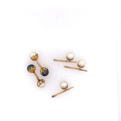 null PARURE en or (585), perles de culture et perles de Tahiti comprenant:
-une paire...