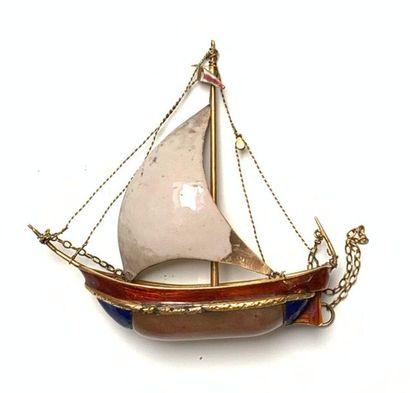 null PENDANT boat in gold (750), enamel, and agate.
End of 19th c.
Gross weight :...