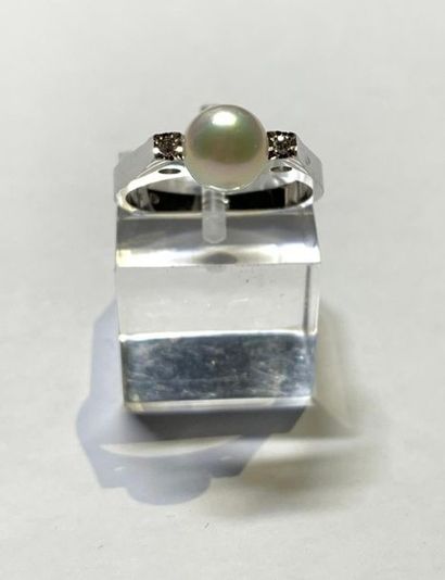 null RING in white gold (750), decorated with a cultured pearl, supported by small...