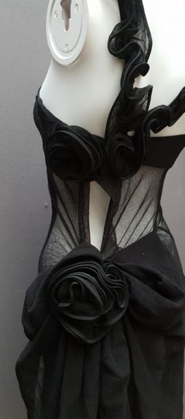 null RYKIEL : Robe transparente en tulle noir, à décor de fleurs appliquées.