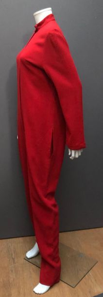 null THIERRY MUGLER circa 1979 : Combinaison pantalon en crèpe rouge, poches a découpe...