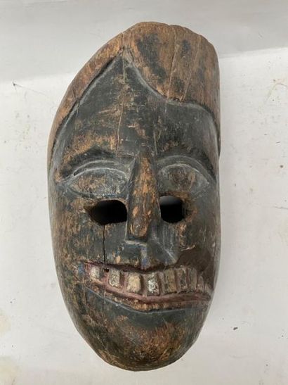 null Grand masque en bois et traces de polychromie au visage déformé - H. : 29 cm...