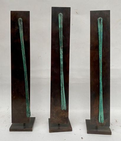 null Trois épingles en bronze - H. : 25,5 cm, 25,5 cm, 27 cm - Dynastie Tang (618...