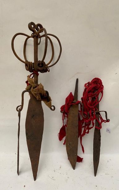 null Trois dagues cérémonielles en fer et tissu rouge utilisées par les prêtres Mien/Yao...
