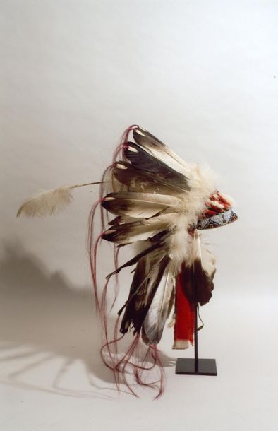 null COIFFE d'APPARAT
Sioux, vers 1900
Plumes, peau, crin, perles, tissu
Hauteur...
