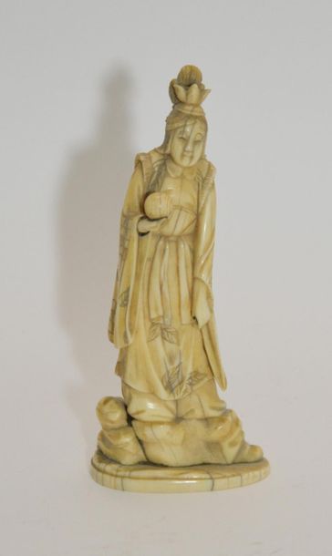 null STATUETTE en ivoire figurant une femme debout vêtue d'un kimono et tenant une...