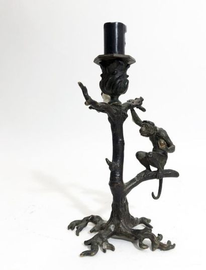 null BOUGEOIR en bronze patiné représentant un singe 
XIXème siècle
Ht 19,5 cm
