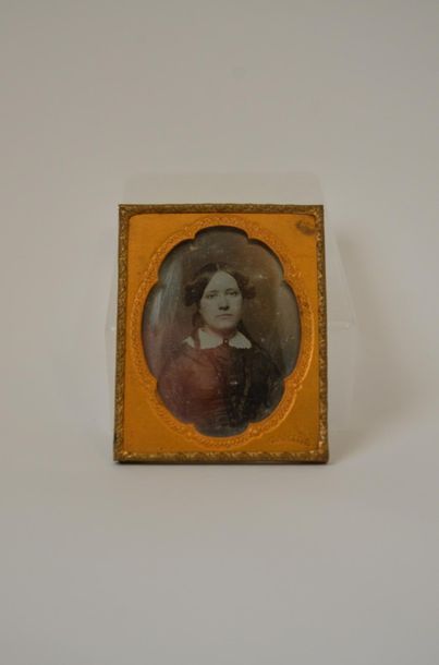 null Petit DAGUERREOTYPE "Portrait de femme", encadrement en laiton doré à vue polylobé...