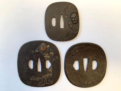 null JAPON - Milieu Epoque EDO (1603 - 1868)
Trois tsuba en fer ciselé en relief,...