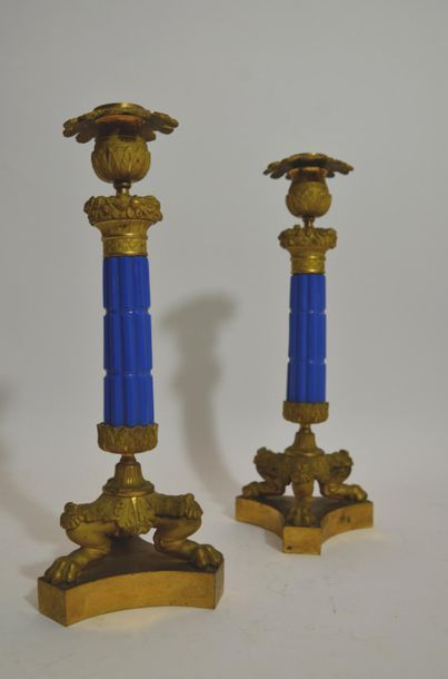 null PAIRE de CHANDELIERS en bronze ciselé et doré et opaline bleu, fût cannelé surmonté...