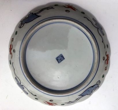 null Suite de 12 ASSIETTES en porcelaine Imari, décor aux ustensiles
Fin XIXème siècle
Diam. :...