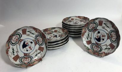 null Suite de 12 ASSIETTES en porcelaine Imari, décor aux ustensiles
Fin XIXème siècle
Diam. :...