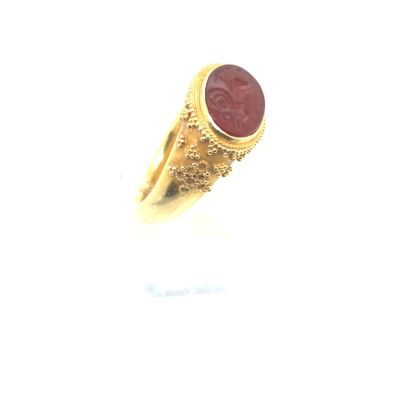 BAGUE en or (750) ornée d'une intaille ovale en cornaline gravée d'un bélier, la...
