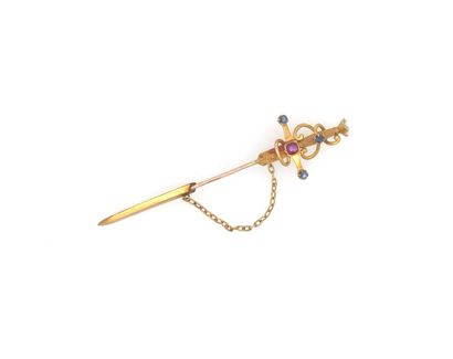  EPINGLE DE REVERS en or (750) en forme d'épée terminée par une perle et ponctuée...