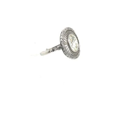 null BAGUE en platine (750) ornée d'un diamant rond demi-taille en serti clos, bordé...