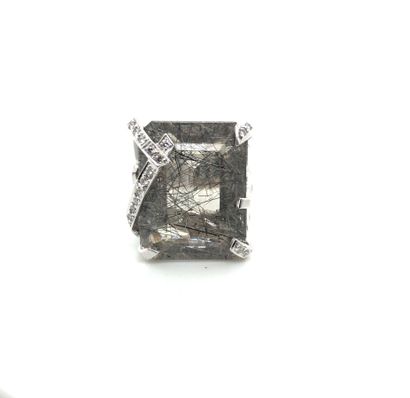 null CHANEL

BAGUE en or gris (750) ornée d'un important quartz rutile rectangulaire...