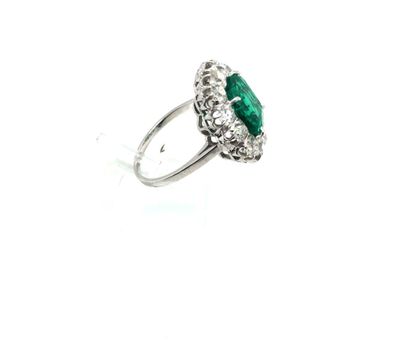 null 
Platinum ring (850) decorated with a rectangular colombian emerald with cut...