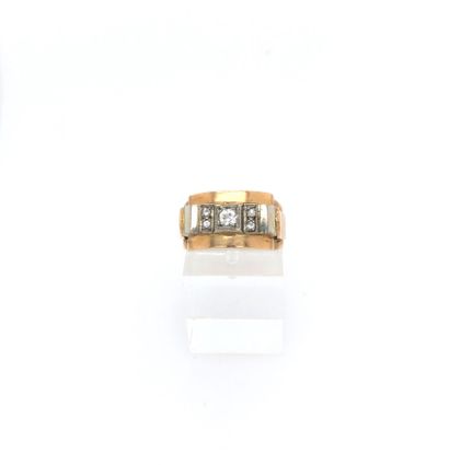 null BAGUE en or (750) ornée de petits diamants taille brillant.

Poids brut: 6.7...