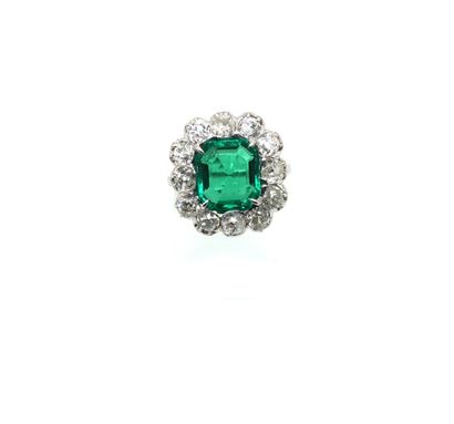 null 
Platinum ring (850) decorated with a rectangular colombian emerald with cut...