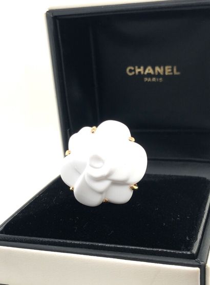 null CHANEL, modèle Camélia

BAGUE en or (750) ornée d'un cacholong sculpté en forme...