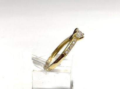 null BAGUE solitaire en or (750) ornée d'un diamant taille brillant épaulé de deux...