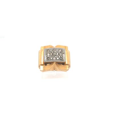 null BAGUE tank en or (750) et platine (850) ornée d'un pavage de roses de diamants.

Vers...