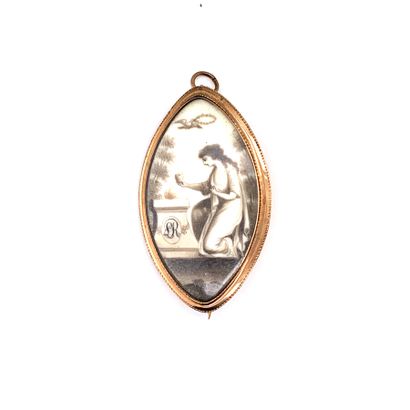 null PENDENTIF en or (375) et ivoire à décor d'une femme drapée à l'antique tenant...