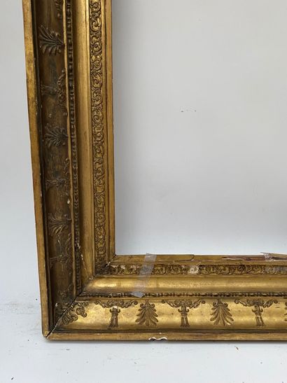 null Gilded wood and paste frame decorated with a frieze of scrolls, rosaries, frieze...
