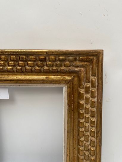 null FRAME Mouth in carved and gilded wood, white rechampie rebate with rosary friezes....