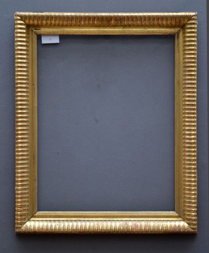 null CADRE en bois et pâte dorés bordé de godrons.

XIXème siècle

64 x 49,5 x 8,5...