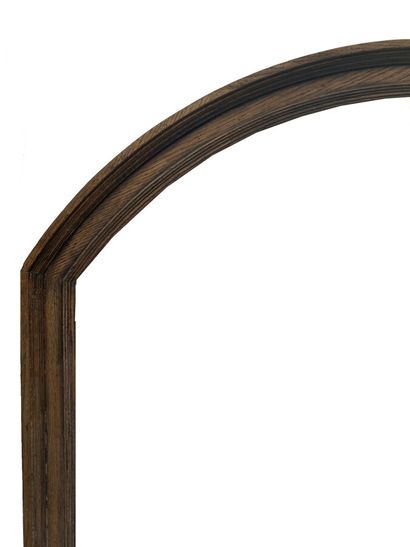 null Carved and moulded oak frame with curved pediment.

Beginning of the XXth century

140...